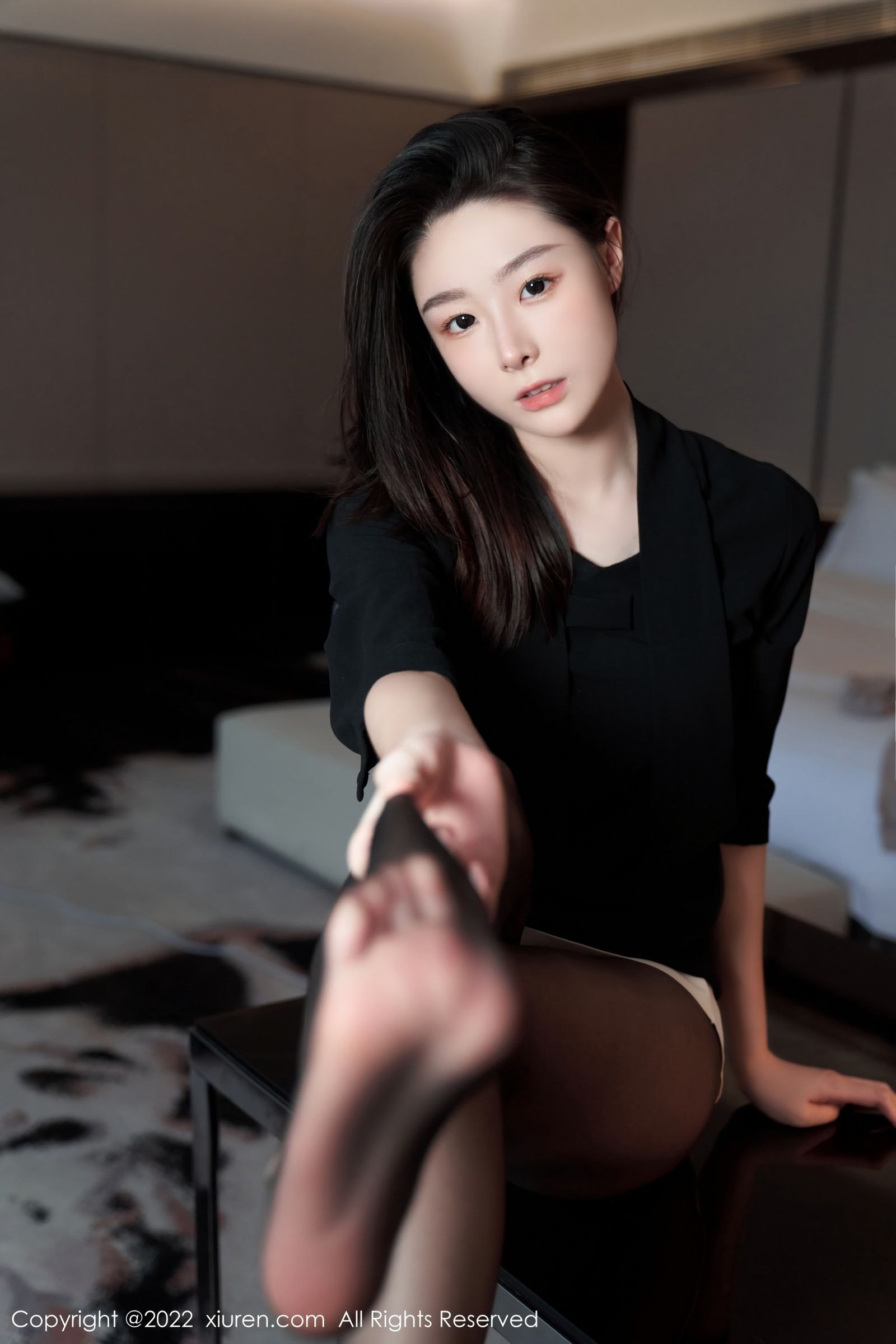 秀人网美女模特逗逗DouDou黑色轻透上衣搭配白色短裙写真