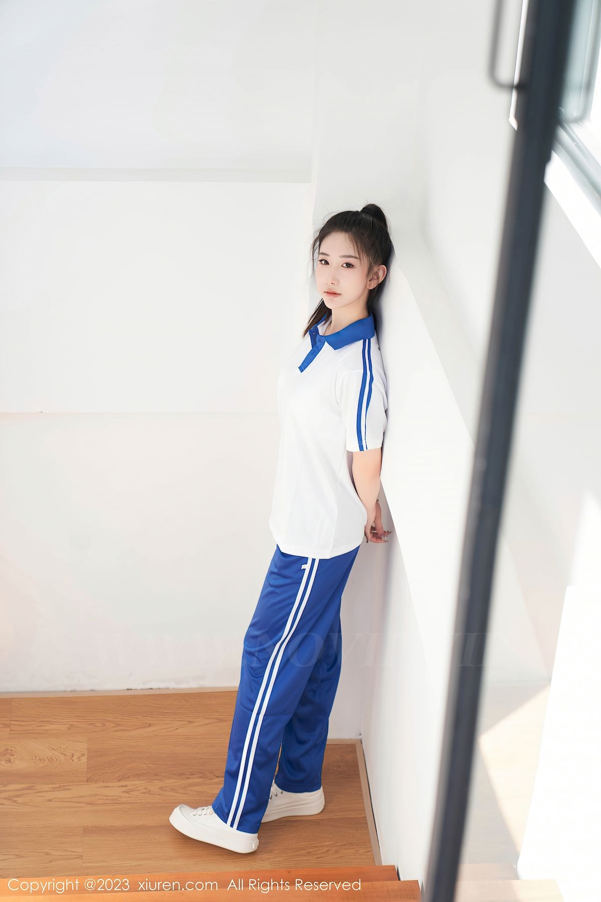 秀人网新人模特@沈青黛白色上衣蓝色长裤学妹装扮写真