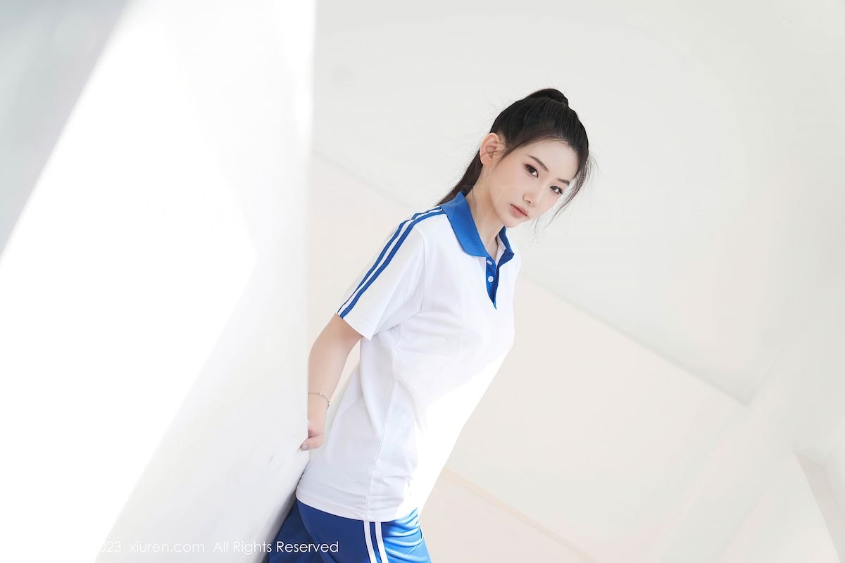 秀人网新人模特@沈青黛白色上衣蓝色长裤学妹装扮写真