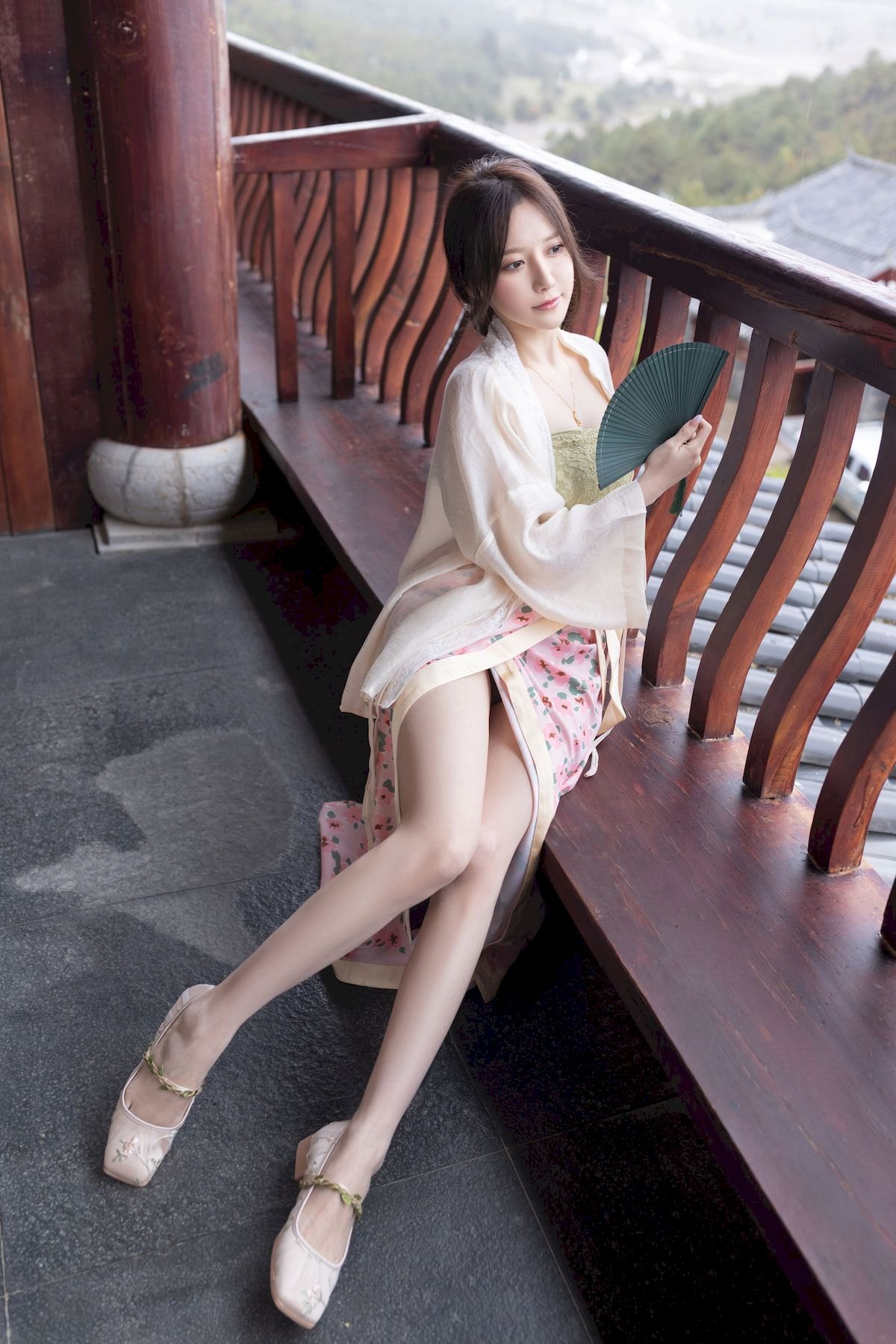 网络美女鱼子酱Fish紫色吊带长裙修长美腿居家私房写真