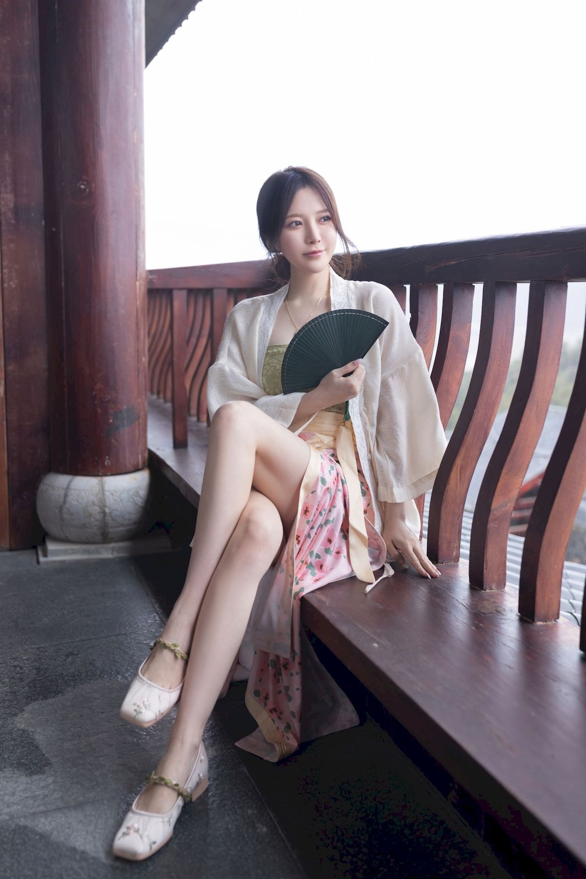 网络美女鱼子酱Fish紫色吊带长裙修长美腿居家私房写真