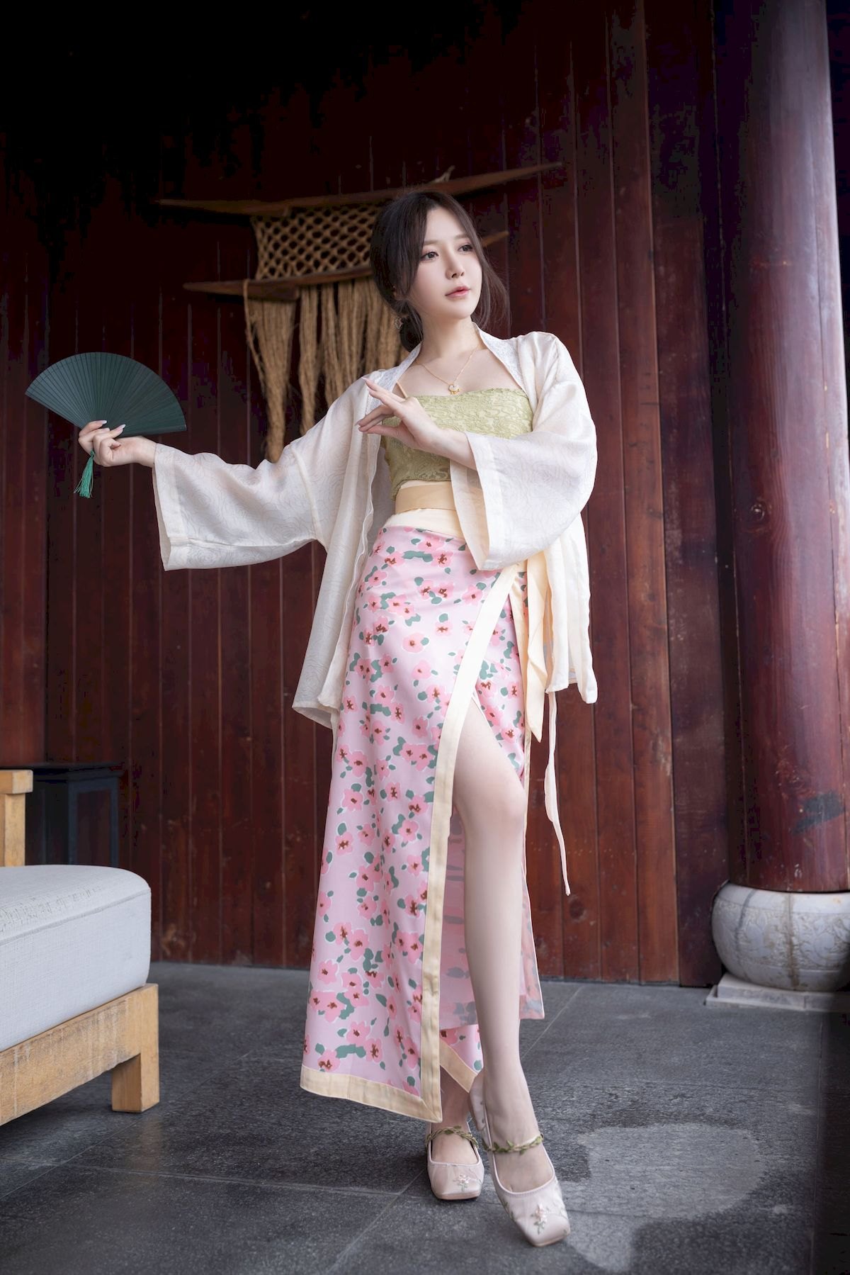 网络美女鱼子酱Fish紫色吊带长裙修长美腿居家私房写真