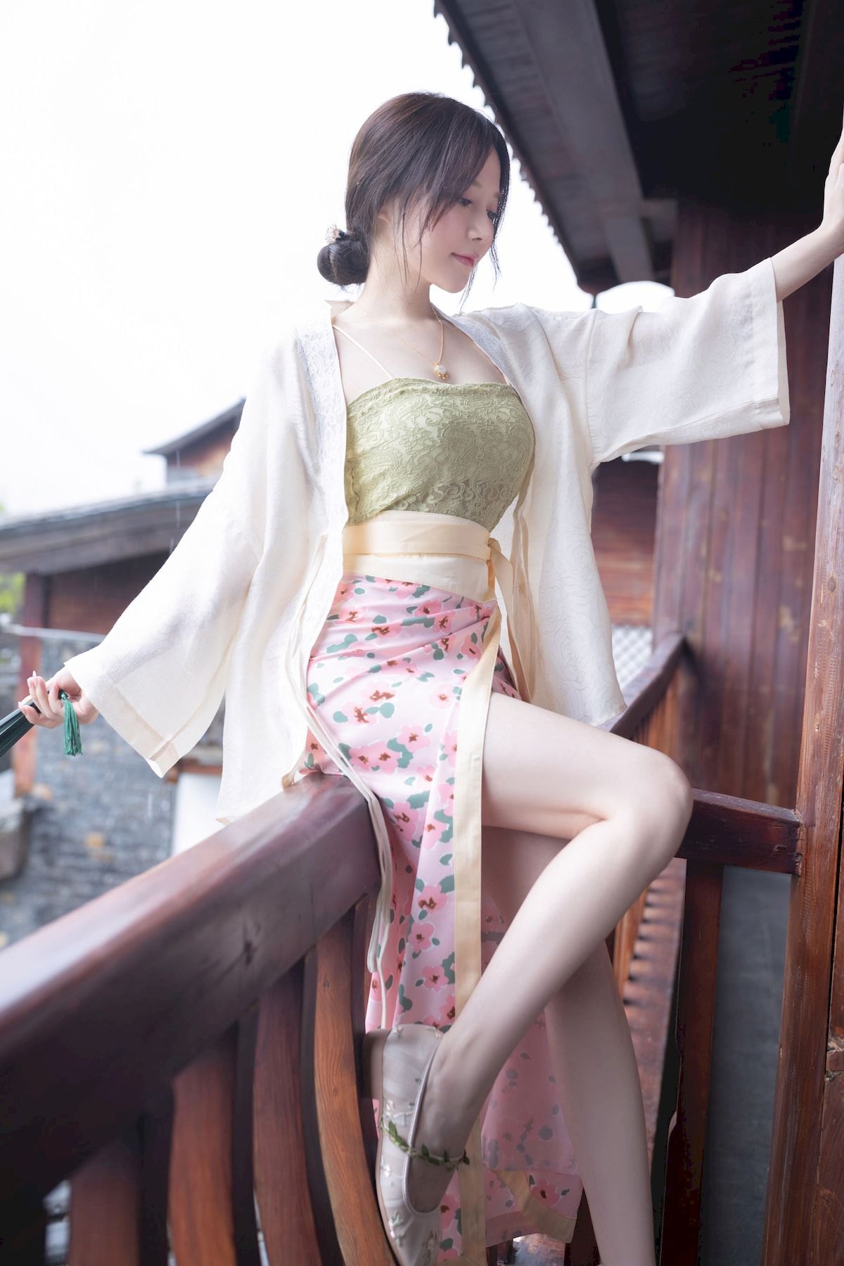 网络美女鱼子酱Fish紫色吊带长裙修长美腿居家私房写真