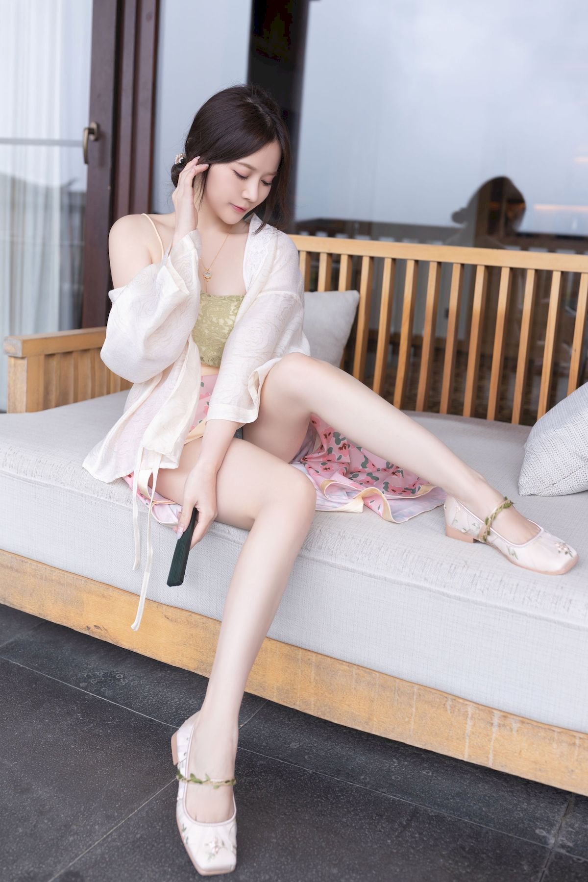 网络美女鱼子酱Fish紫色吊带长裙修长美腿居家私房写真