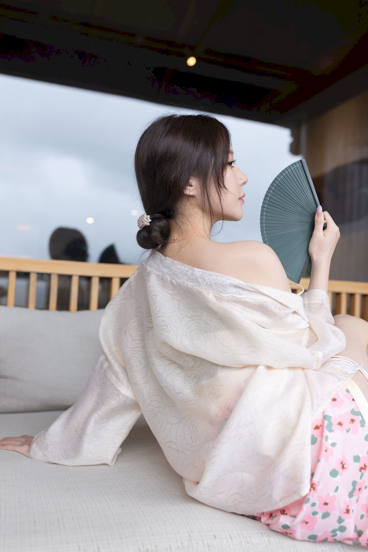 网络美女鱼子酱Fish紫色吊带长裙修长美腿居家私房写真