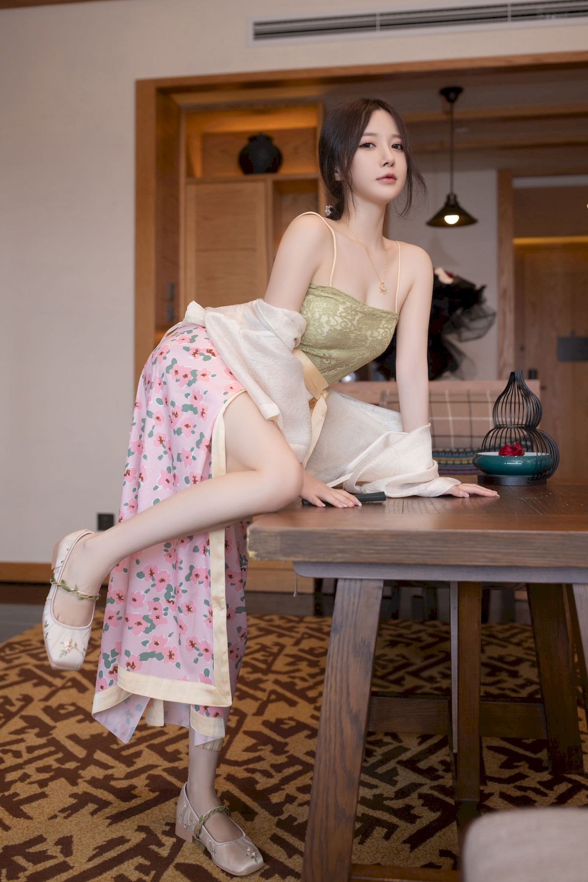 网络美女鱼子酱Fish紫色吊带长裙修长美腿居家私房写真