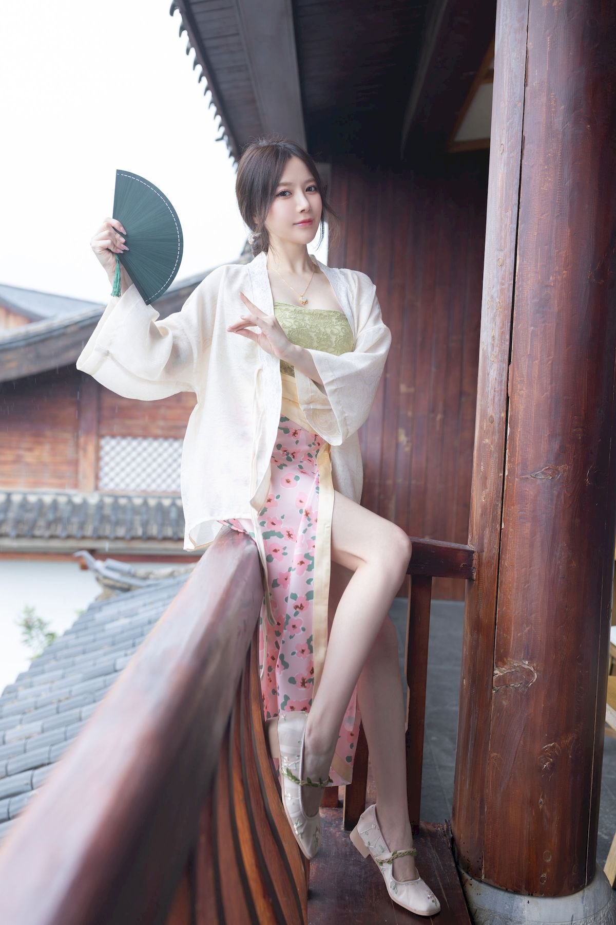 网络美女鱼子酱Fish紫色吊带长裙修长美腿居家私房写真