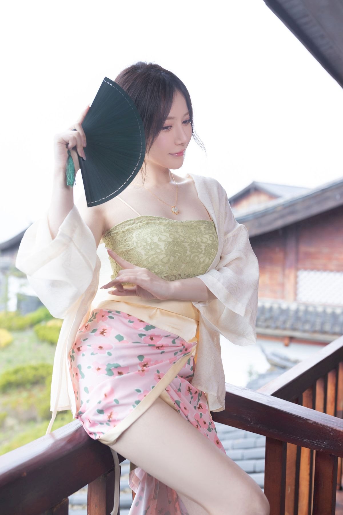 网络美女鱼子酱Fish紫色吊带长裙修长美腿居家私房写真