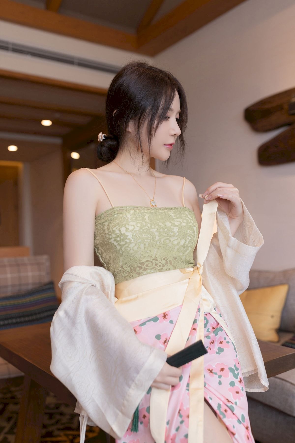 网络美女鱼子酱Fish紫色吊带长裙修长美腿居家私房写真