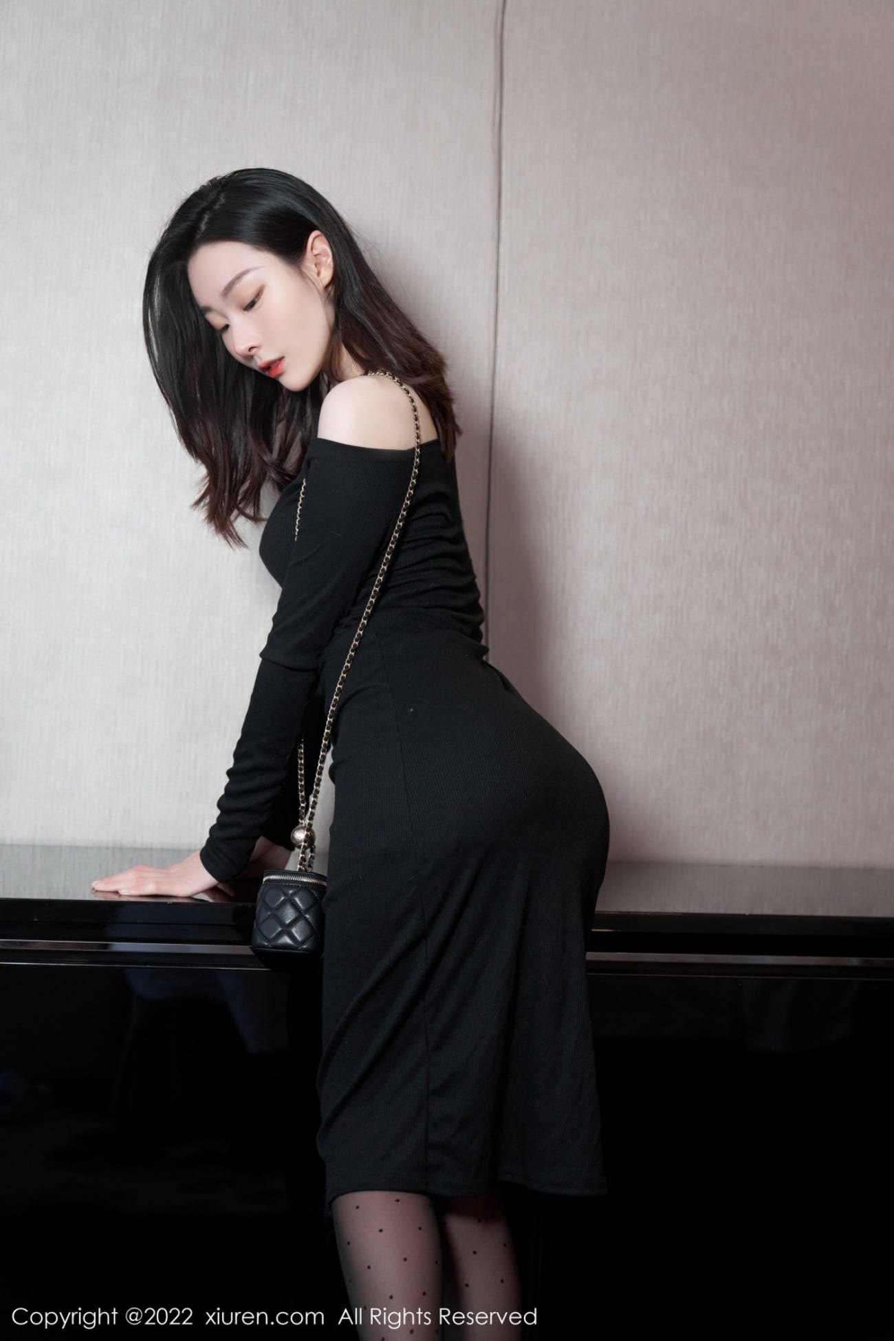 秀人网美女模特逗逗DouDou露肩连衣长裙黑丝系列珠海旅拍