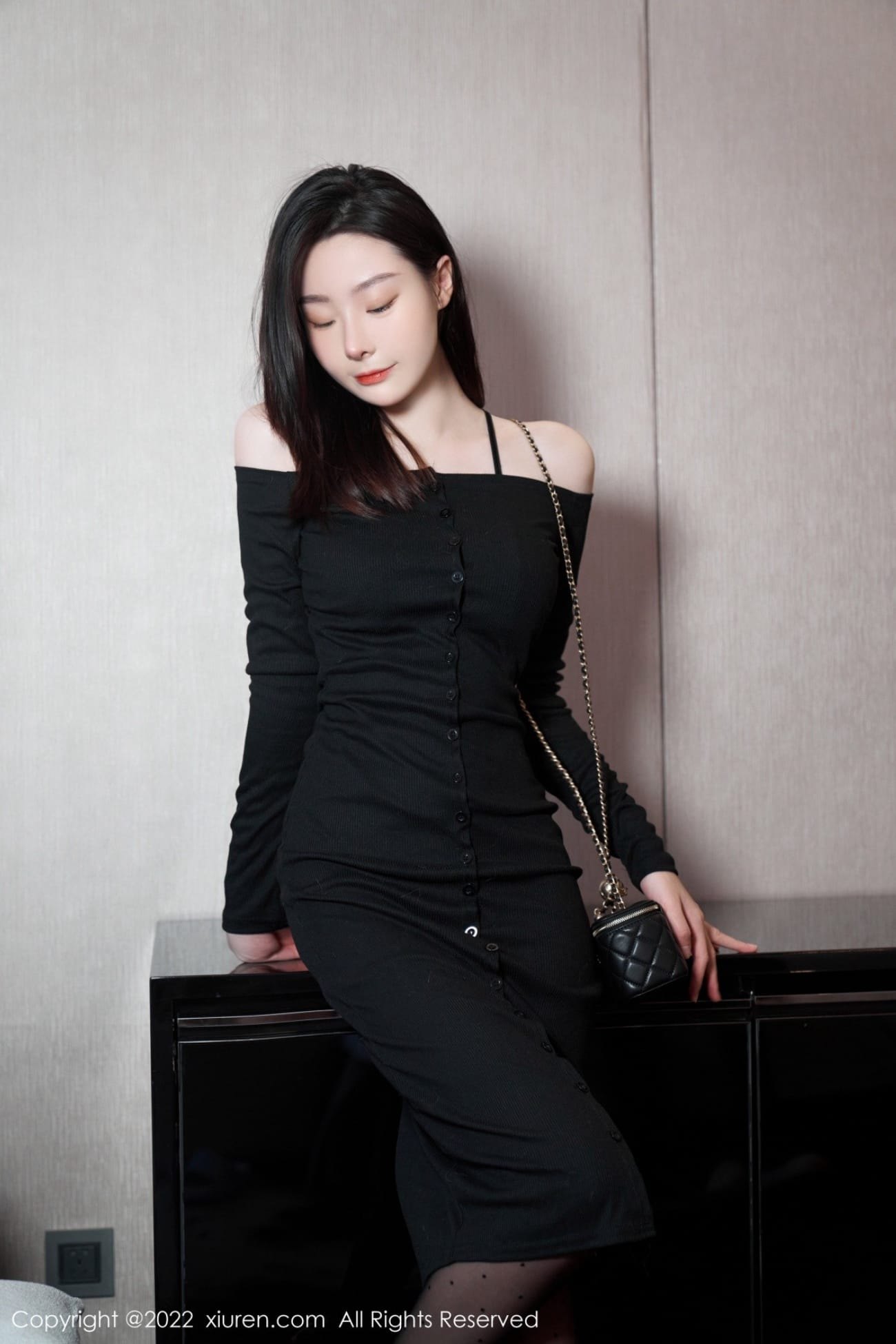 秀人网美女模特逗逗DouDou露肩连衣长裙黑丝系列珠海旅拍