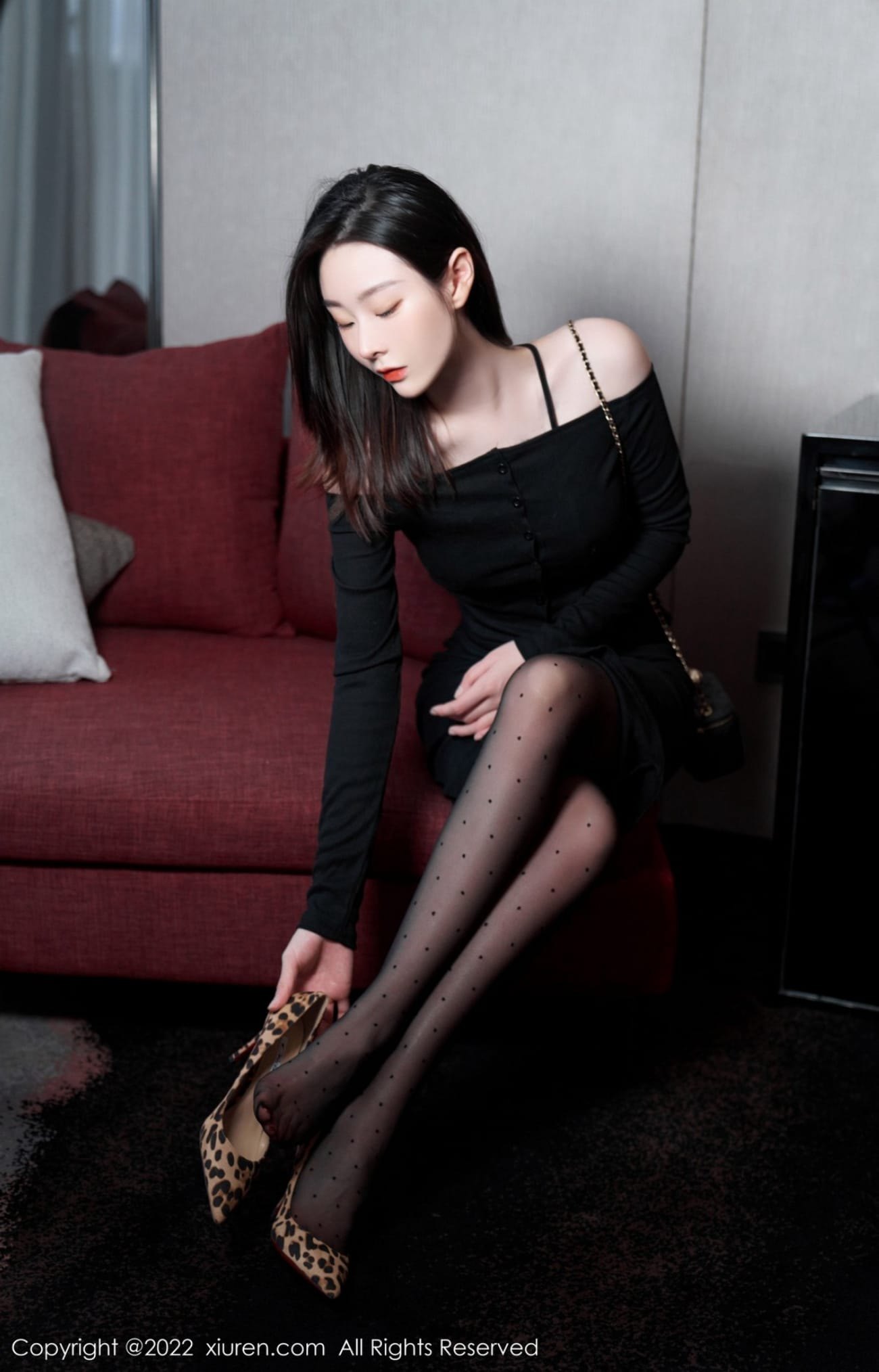 秀人网美女模特逗逗DouDou露肩连衣长裙黑丝系列珠海旅拍