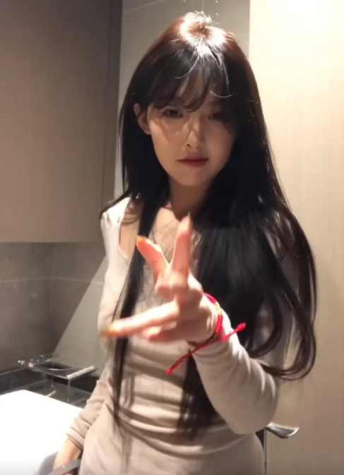 女网红欧尼熊塌房,聊天记录曝光与可心交往期间脚踏两只船!