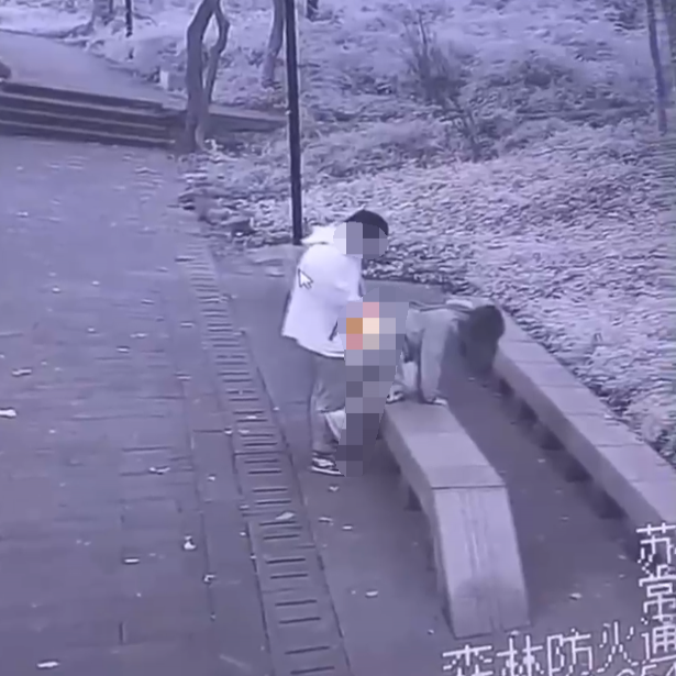 苏州常熟王石谷 小情侣打野战被消防中心监控全程直播 消防大队全体围观真刺激!5 分钟完整版