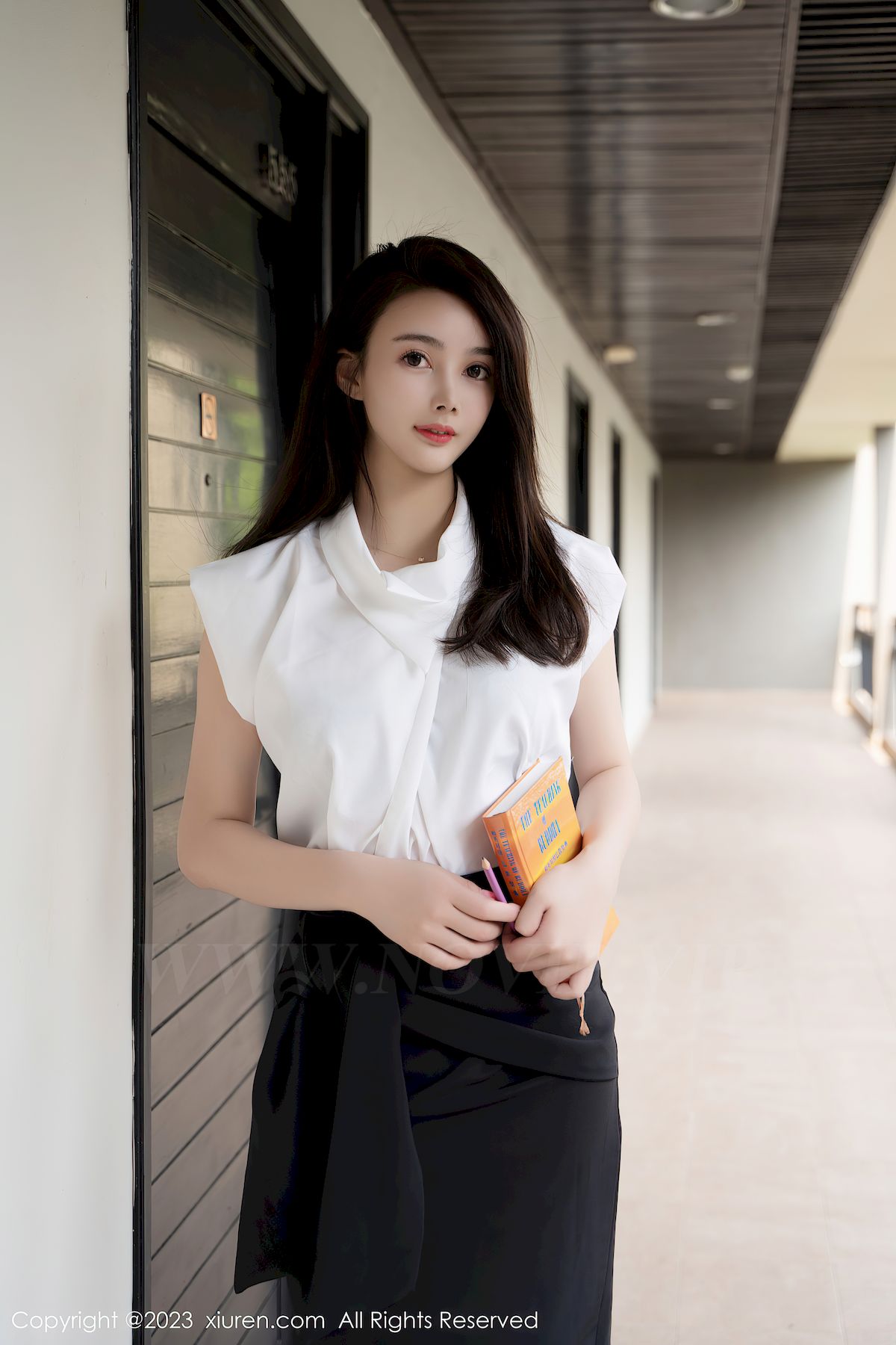 秀人网美女模特summer宝宝白色上衣搭配黑色长裙OL写真