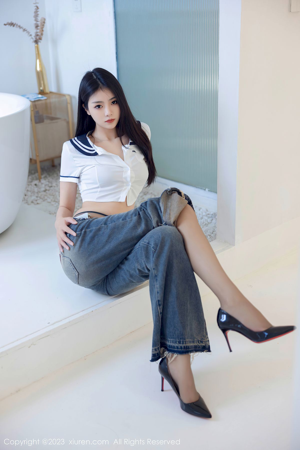 秀人网美女模特可乐Vicky白色上衣搭配黑丝短裙性感写真