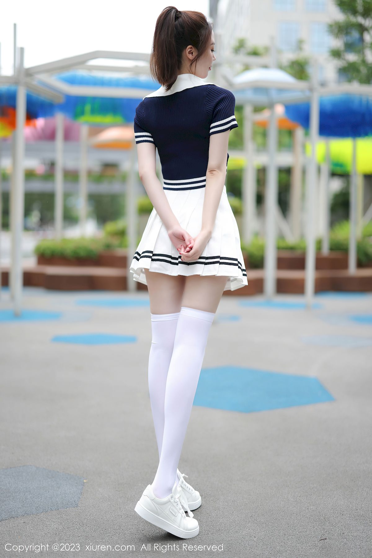 秀人网美女模特梦心玥蓝色上衣搭配白色短裙安吉旅拍