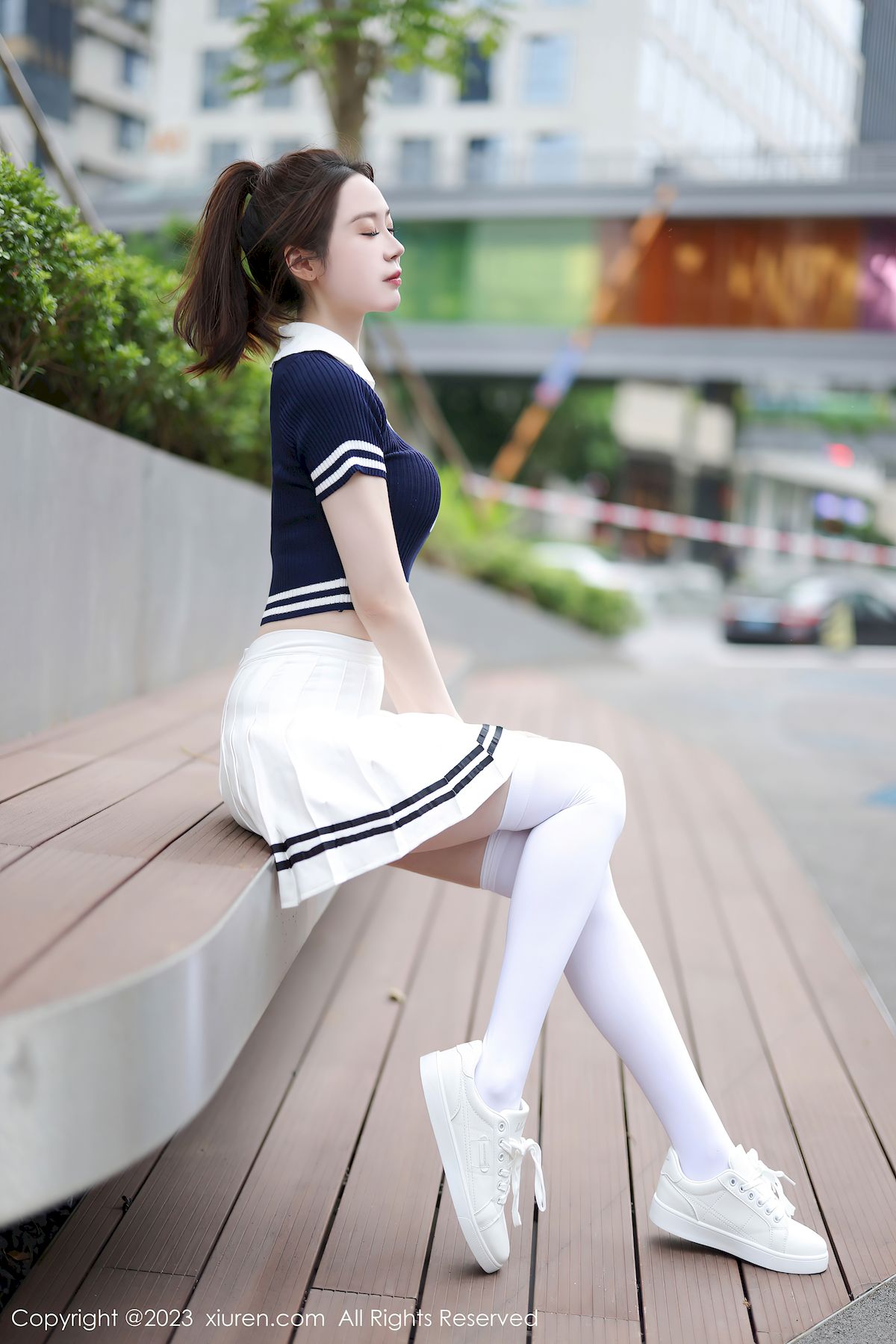 秀人网美女模特梦心玥蓝色上衣搭配白色短裙安吉旅拍