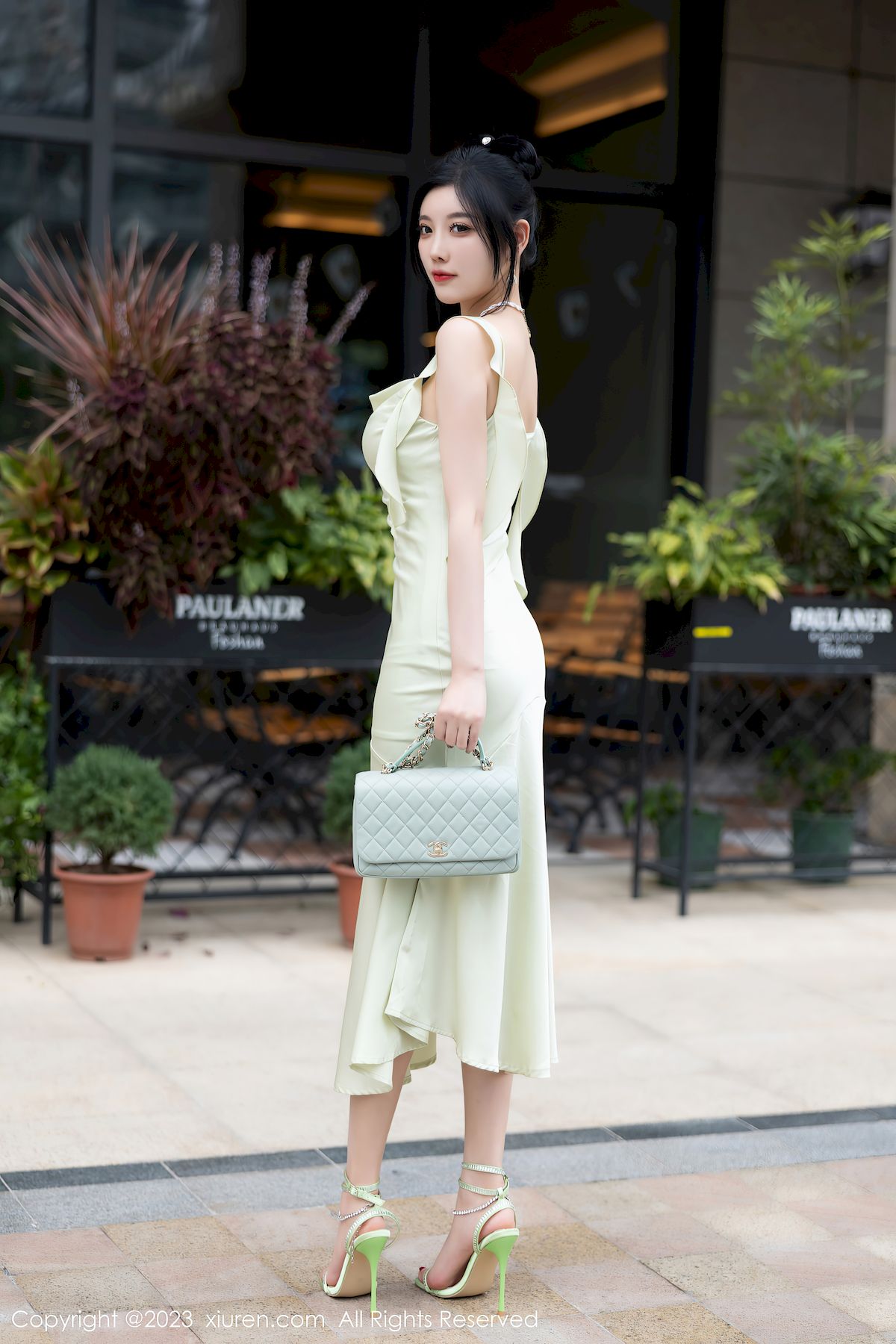 秀人网性感女神杨晨晨Yome淡绿色长裙白色丝袜安吉旅拍