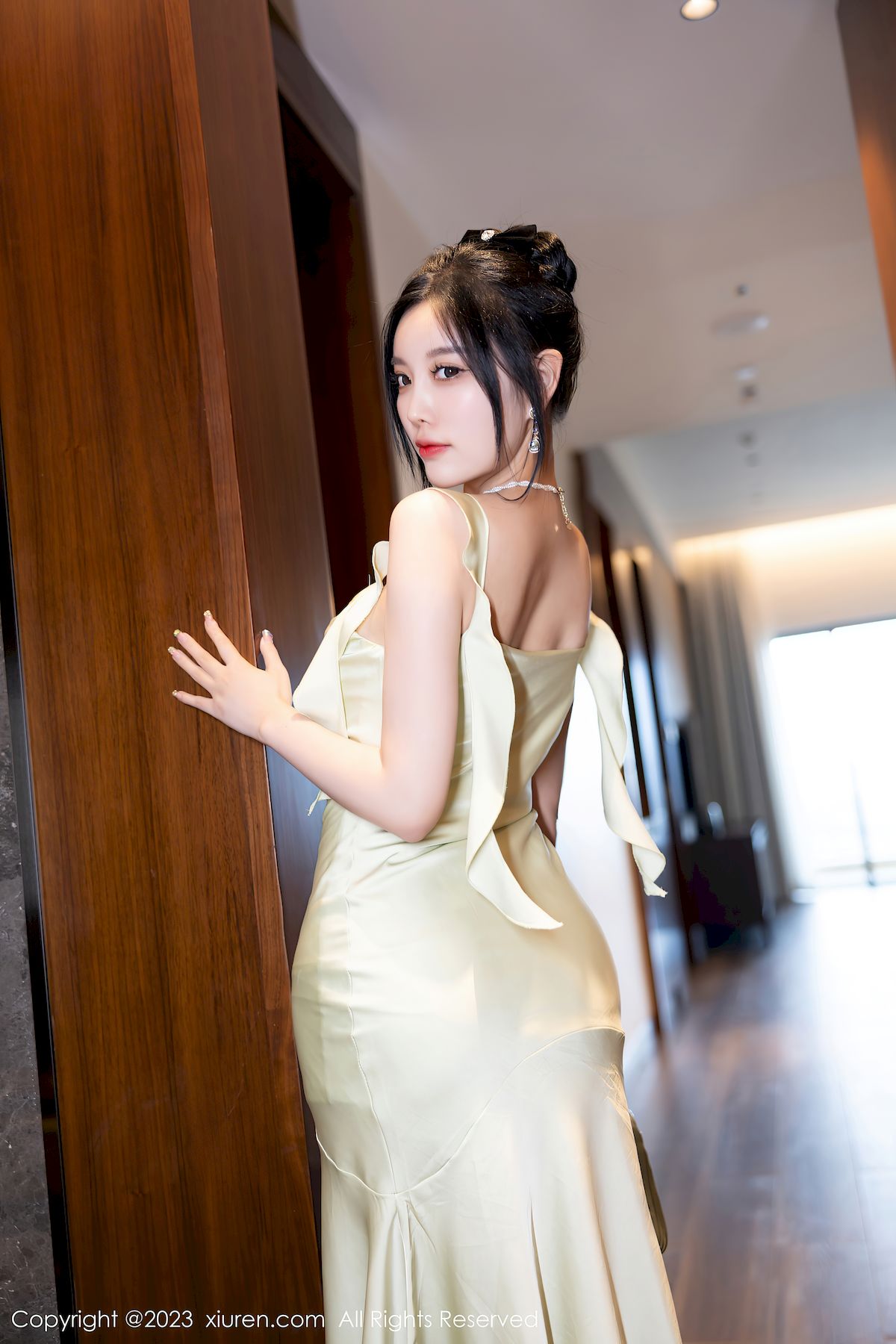 秀人网性感女神杨晨晨Yome淡绿色长裙白色丝袜安吉旅拍