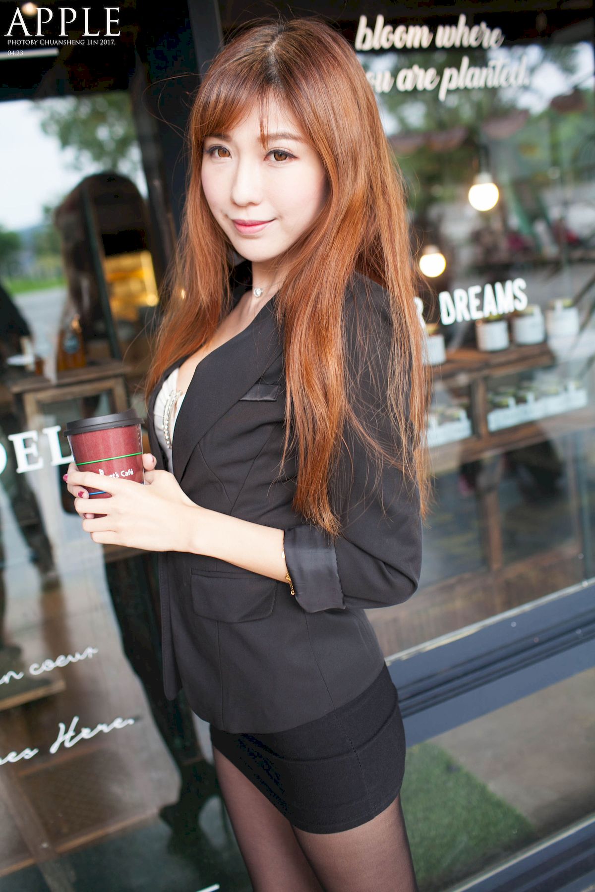 台湾正妹张闵净职场服饰搭配黑丝美腿OL风格时尚街拍