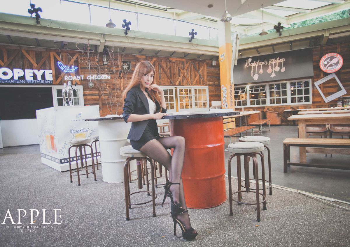 台湾正妹张闵净职场服饰搭配黑丝美腿OL风格时尚街拍