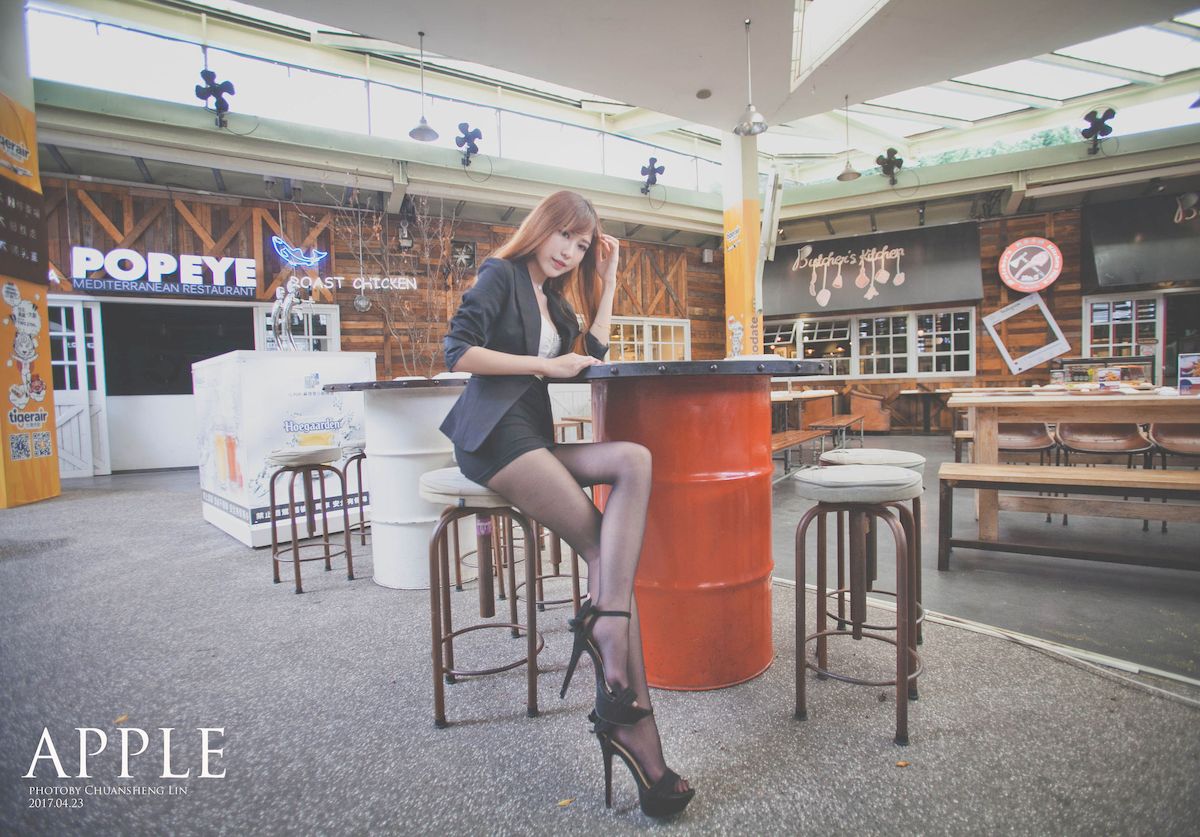 台湾正妹张闵净职场服饰搭配黑丝美腿OL风格时尚街拍