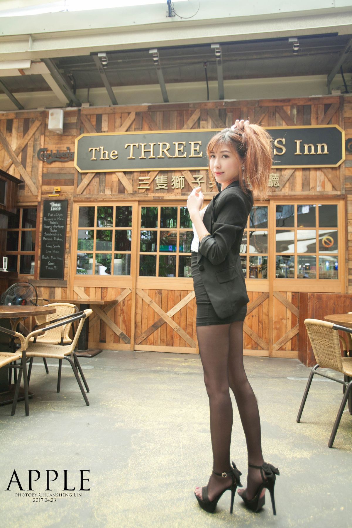 台湾正妹张闵净职场服饰搭配黑丝美腿OL风格时尚街拍