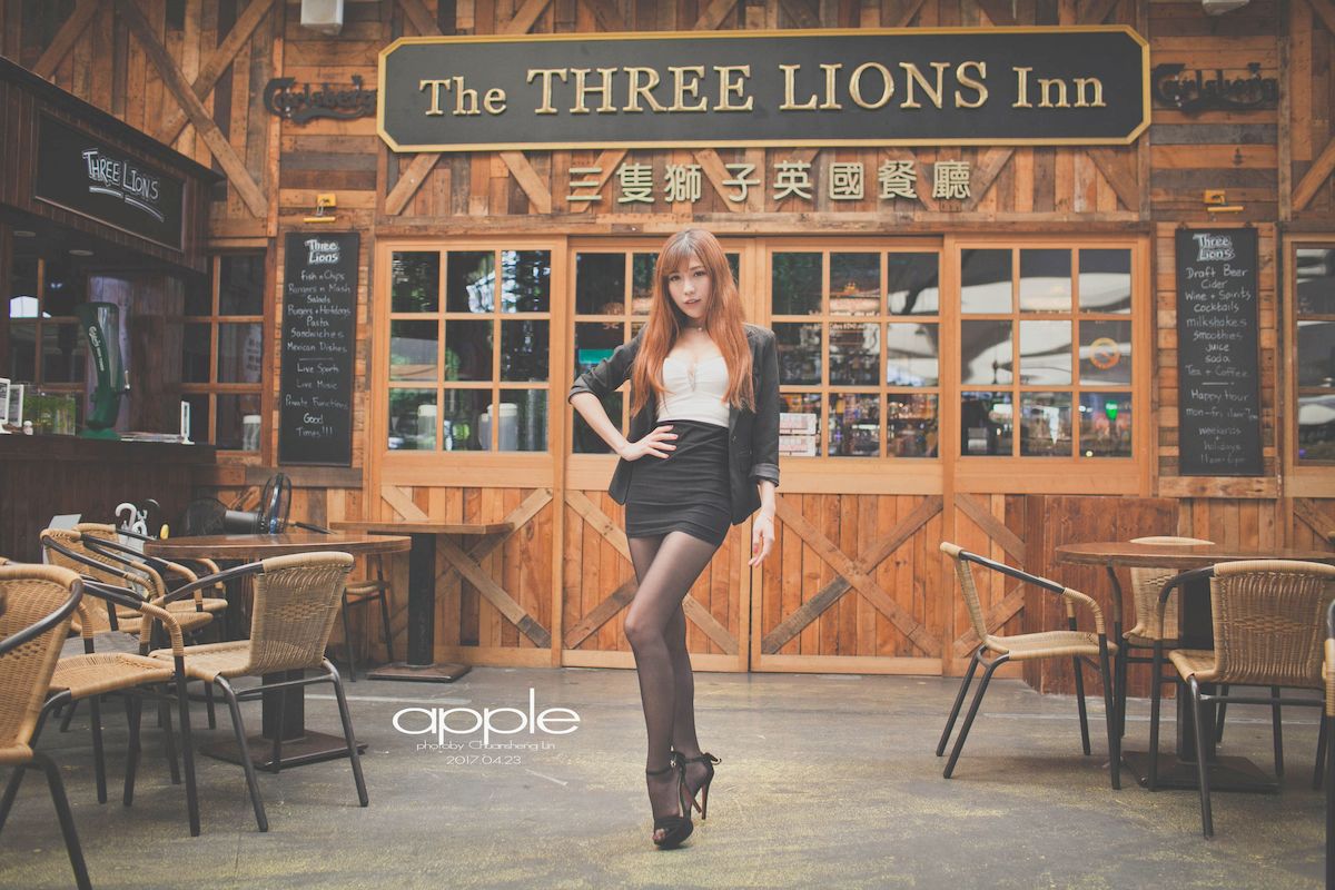 台湾正妹张闵净职场服饰搭配黑丝美腿OL风格时尚街拍