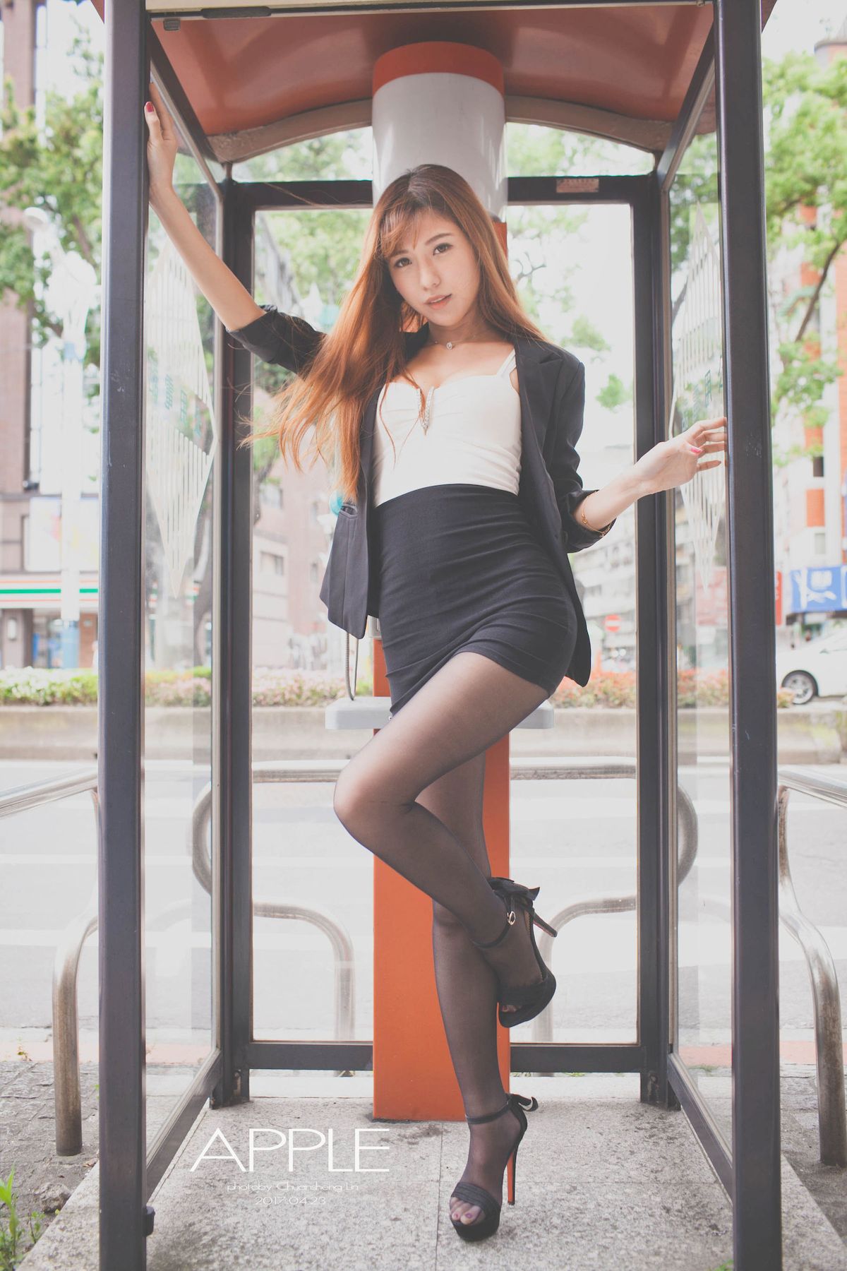 台湾正妹张闵净职场服饰搭配黑丝美腿OL风格时尚街拍