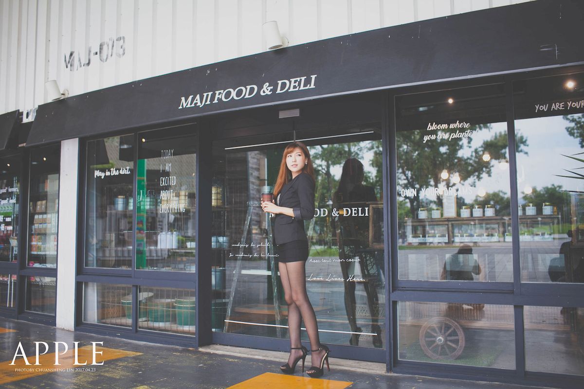 台湾正妹张闵净职场服饰搭配黑丝美腿OL风格时尚街拍