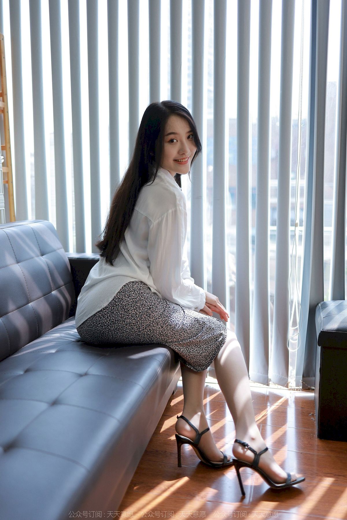 IESS异思趣向模特婉萍肉色丝袜居家丝足系列性感写真