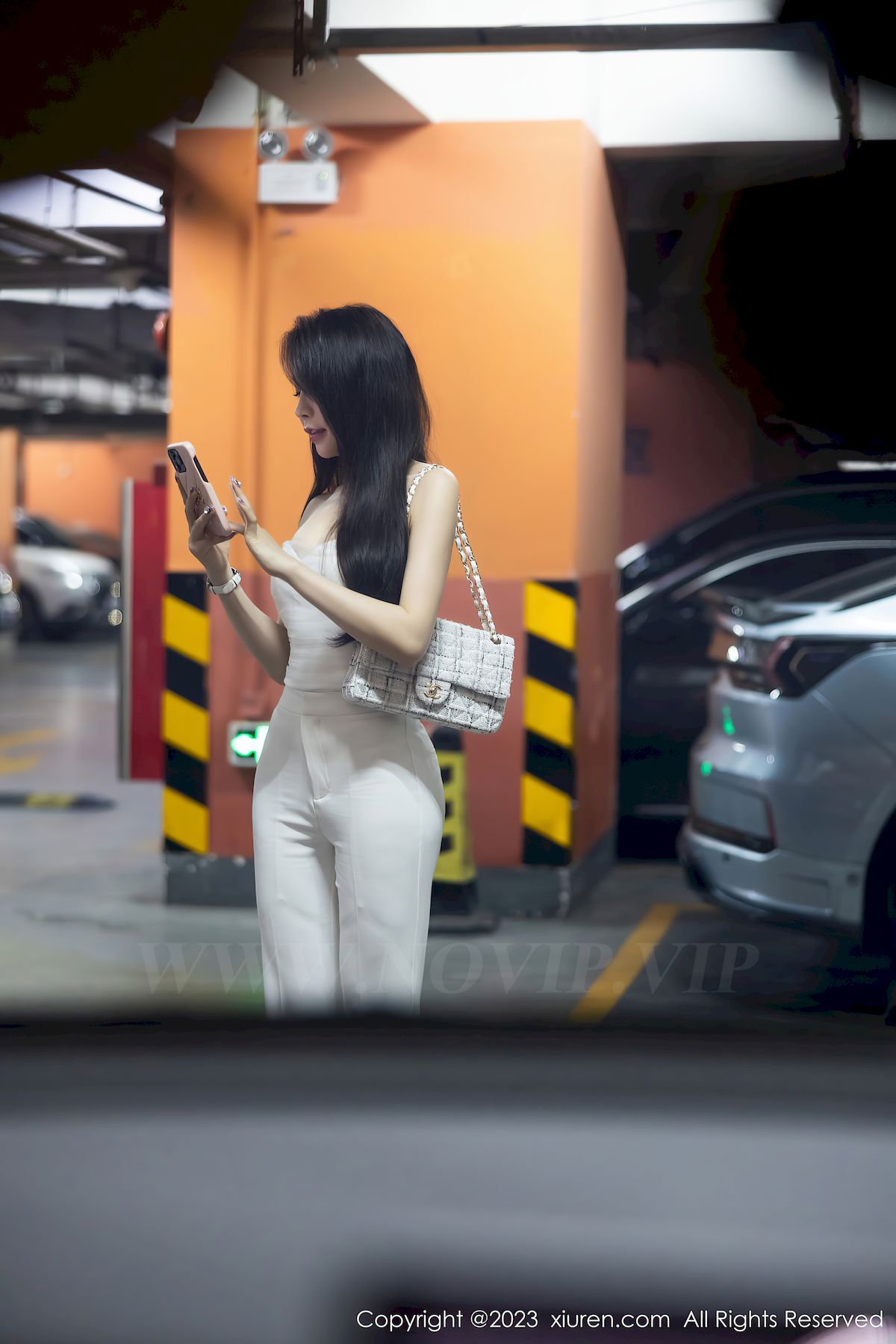 秀人网性感女神徐莉芝Booty露肩上衣白色长裤娇美写真