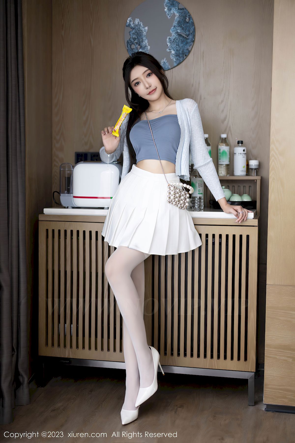 秀人网女神王馨瑶yanni浅色服饰搭配白色短裙安吉旅拍