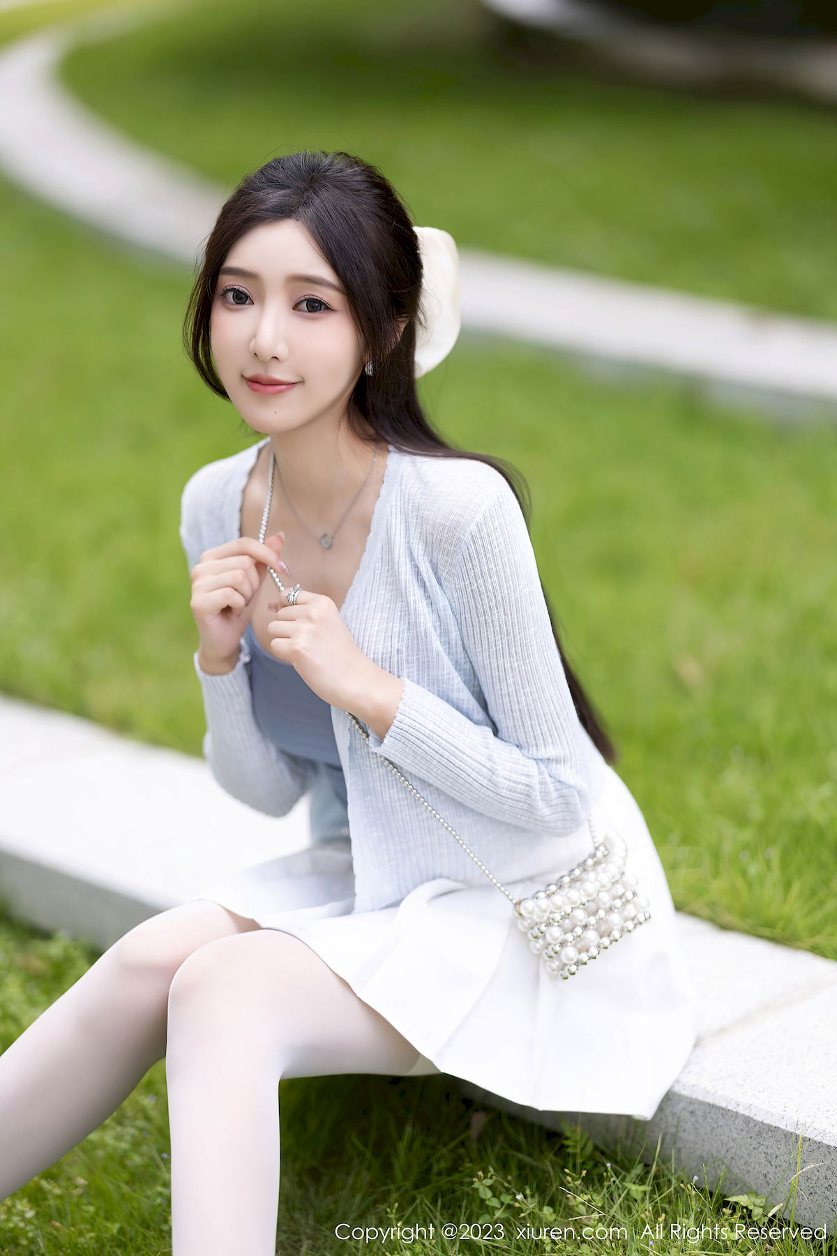 秀人网女神王馨瑶yanni浅色服饰搭配白色短裙安吉旅拍