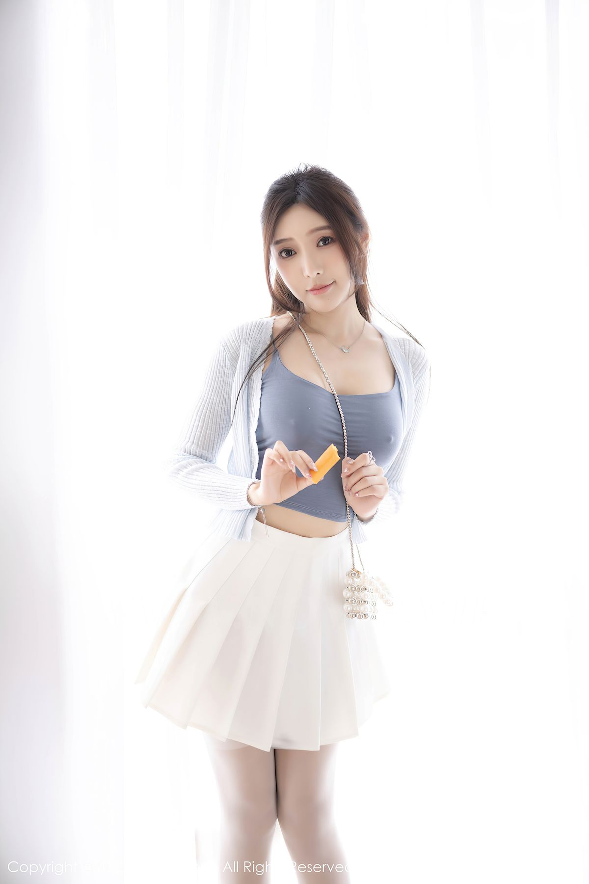 秀人网女神王馨瑶yanni浅色服饰搭配白色短裙安吉旅拍