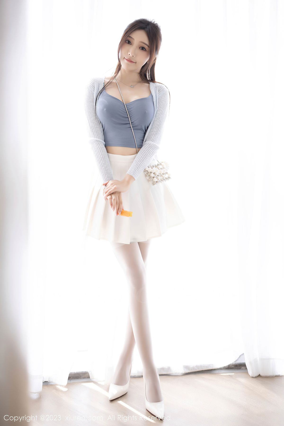 秀人网女神王馨瑶yanni浅色服饰搭配白色短裙安吉旅拍