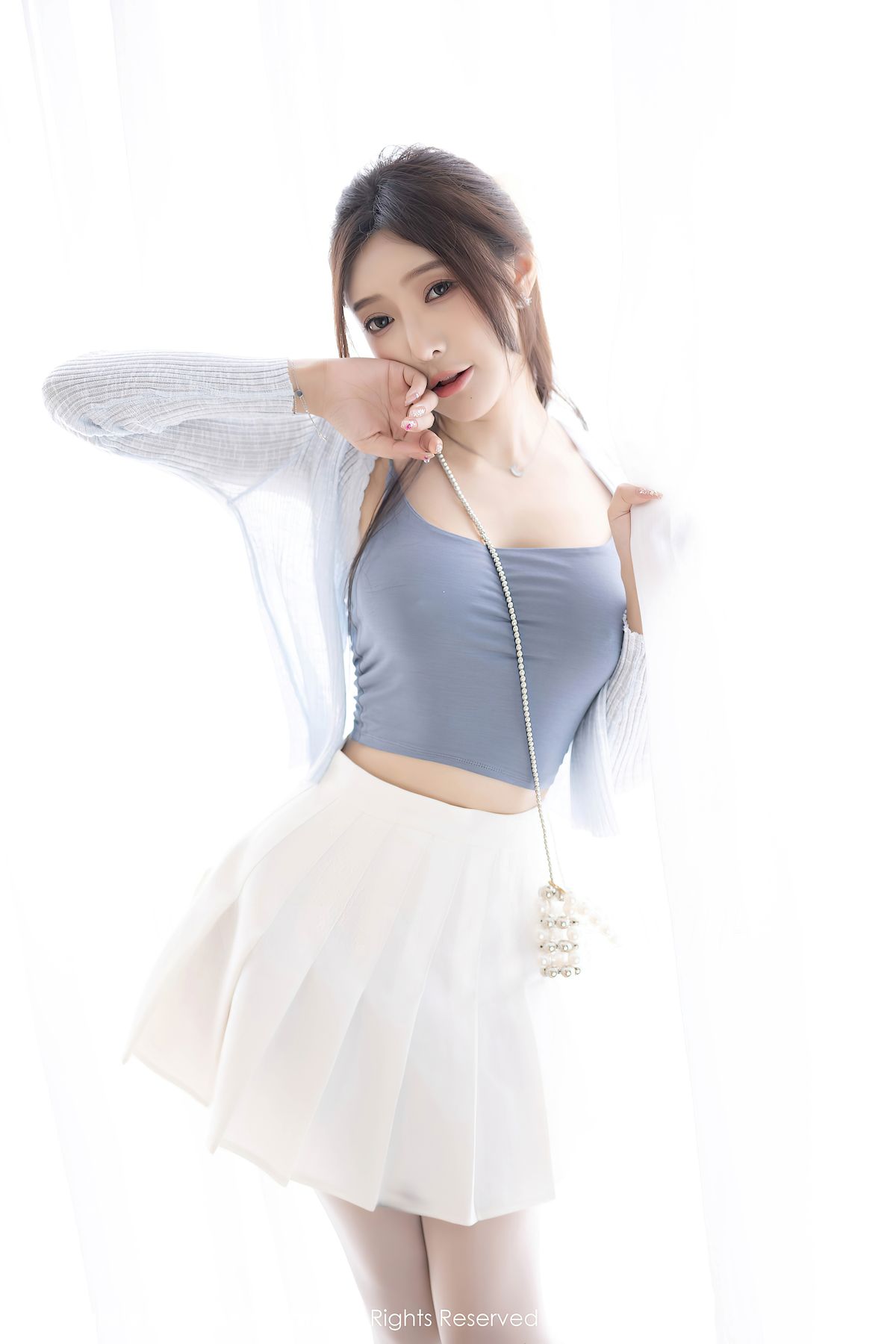 秀人网女神王馨瑶yanni浅色服饰搭配白色短裙安吉旅拍