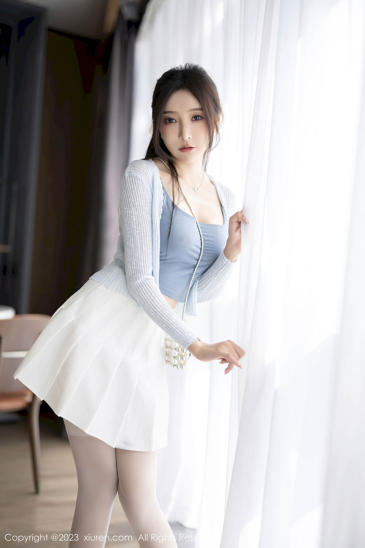 秀人网女神王馨瑶yanni浅色服饰搭配白色短裙安吉旅拍