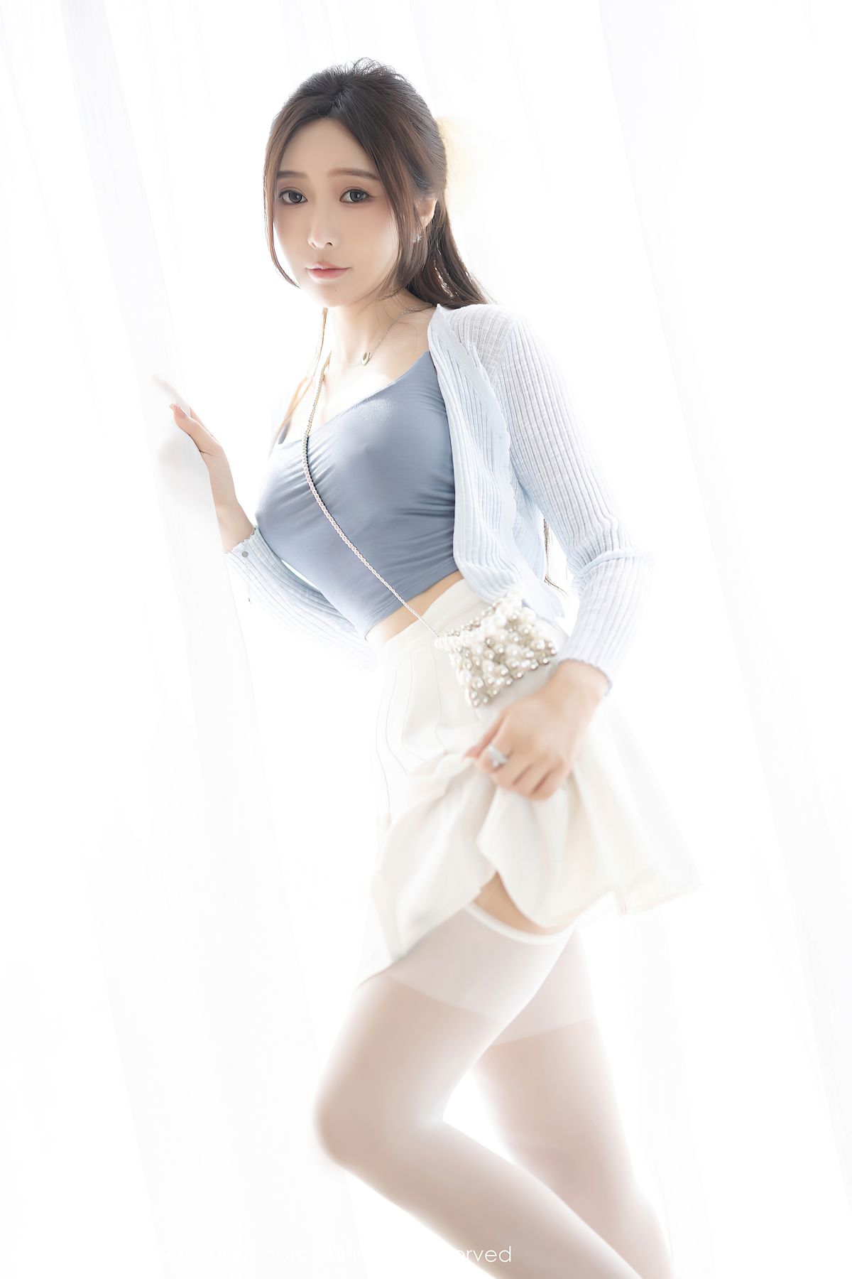 秀人网女神王馨瑶yanni浅色服饰搭配白色短裙安吉旅拍