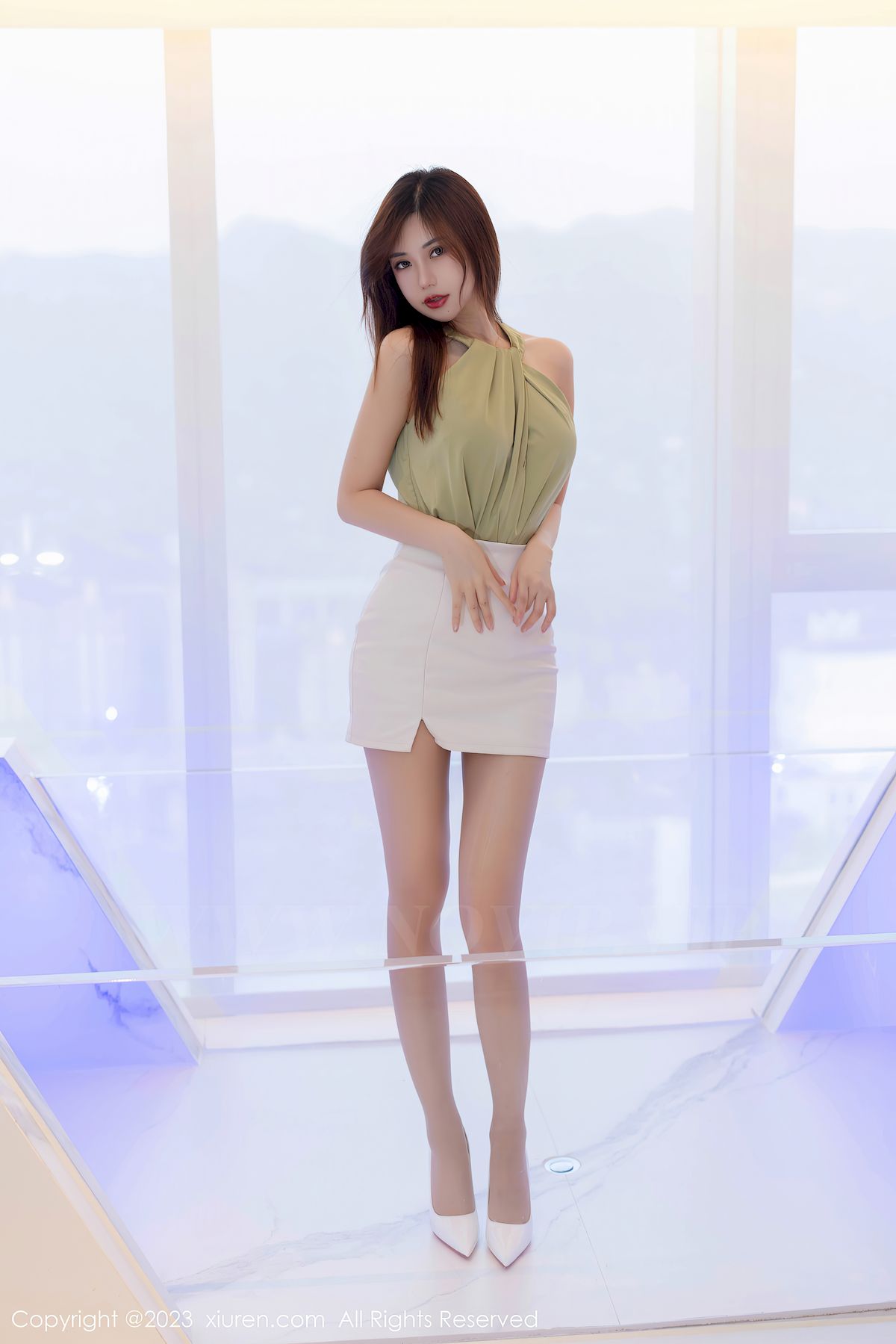 秀人网女神绮里嘉ula绿灰色上衣搭配白色短裙性感写真