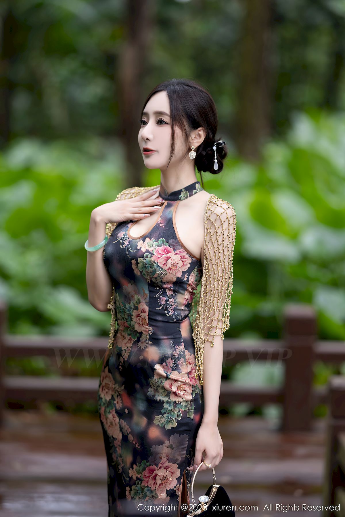 秀人网性感女神王馨瑶yanni花纹旗袍原色丝袜安吉旅拍