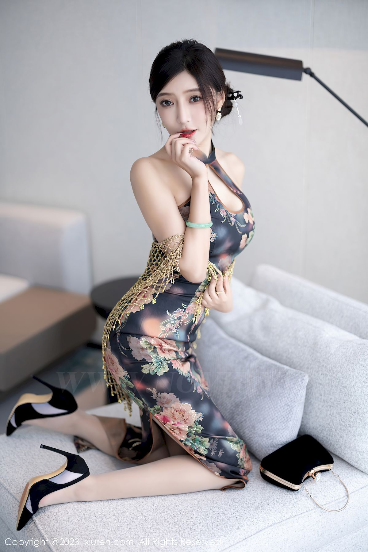 秀人网性感女神王馨瑶yanni花纹旗袍原色丝袜安吉旅拍