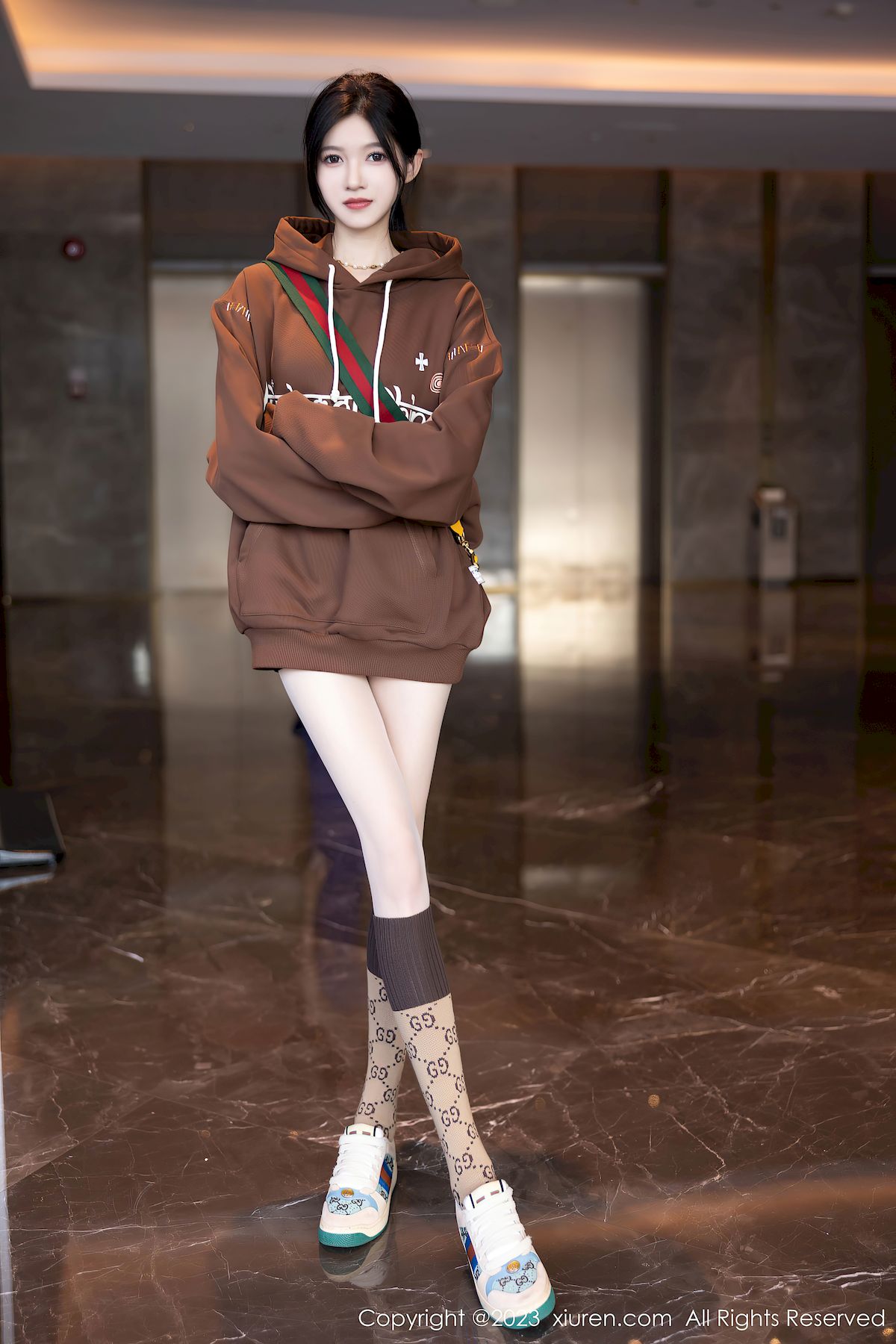 秀人网模特程程程-咖啡色卫衣搭配原色丝袜性感写真