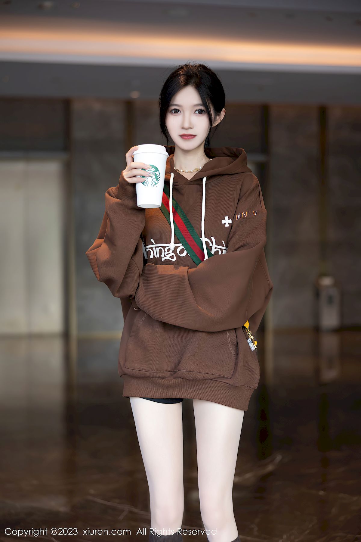 秀人网模特程程程-咖啡色卫衣搭配原色丝袜性感写真