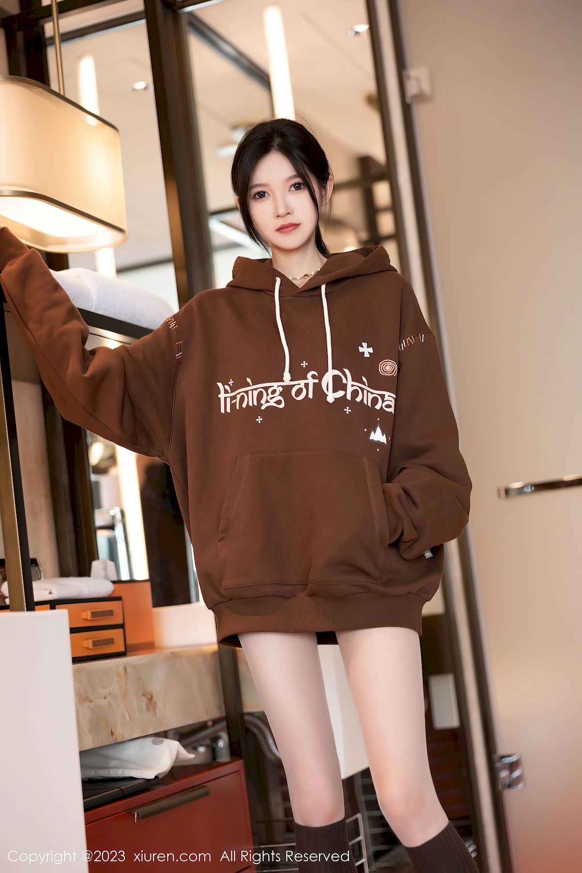 秀人网模特程程程-咖啡色卫衣搭配原色丝袜性感写真