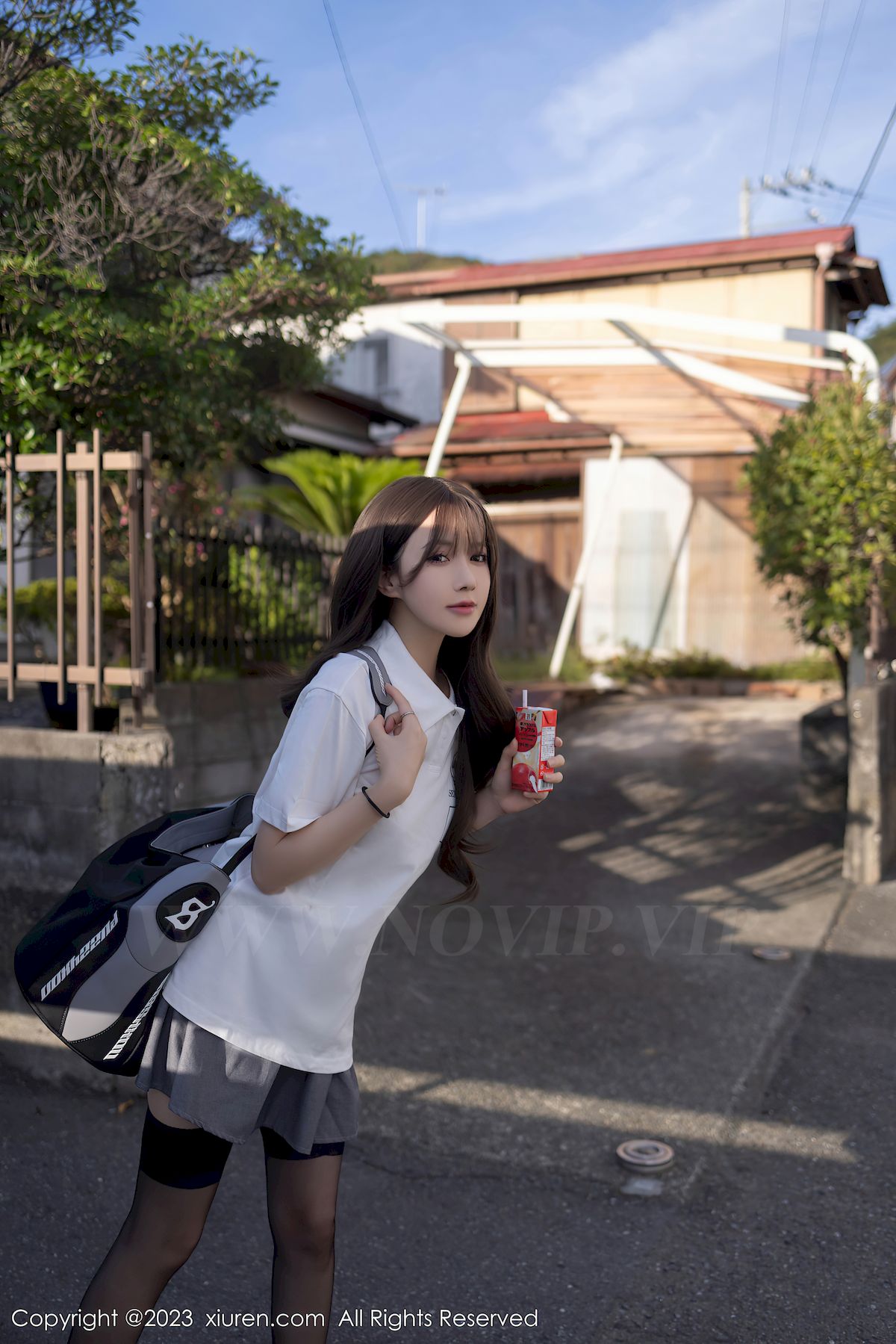 秀人网美女模特鱼子酱Fish白衬衫搭配灰色短裙日本旅拍