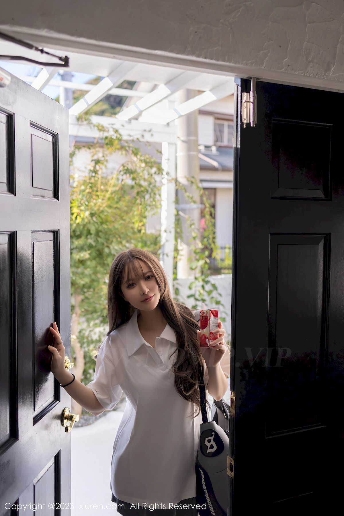 秀人网美女模特鱼子酱Fish白衬衫搭配灰色短裙日本旅拍