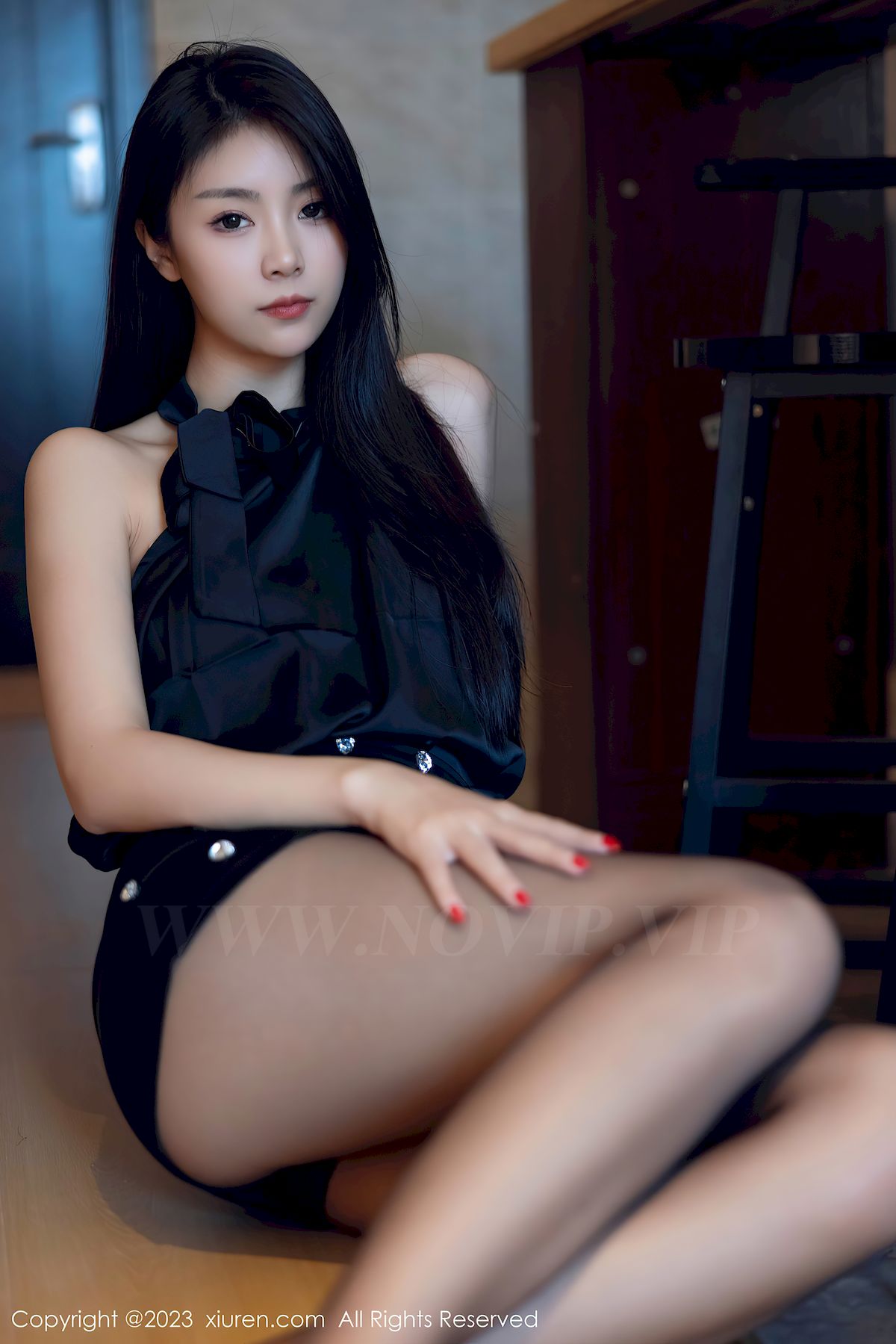 秀人网模特可乐Vicky黑色上衣搭配黑色圆点短裙性感写真