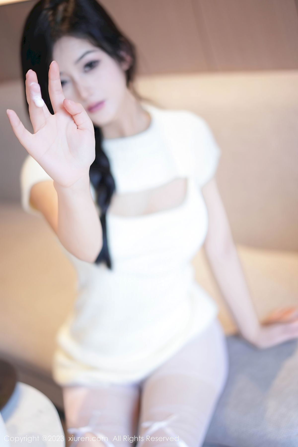 秀人网新人模特谭小灵连衣短裙搭配白色丝袜性感写真